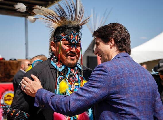 News Bilder des Tages June 2, 2022, Siksika Nation, AB, CANADA: Prime Minister Justin Trudeau, right, greets Siksika Nation dancer after a signing ceremony on the Siksika Nation in Siksika Nation, Alta., Thursday, June 2, 2022. Siksika Nation CANADA - ZUMAc35_ 20220602_zaf_c35_081 Copyright: xJeffxMcintoshx
