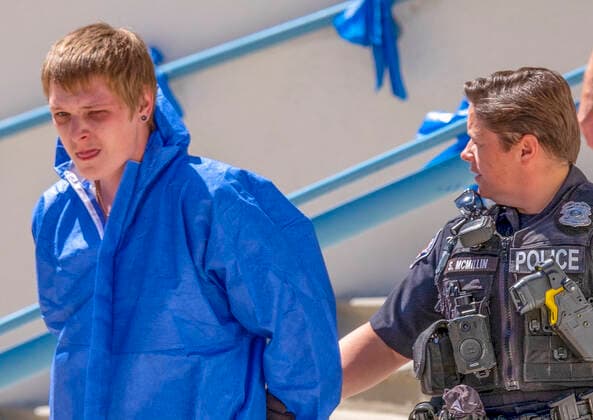 USA, Festnahme nach tödlicher Schießerei in Albuquerque, New Mexico June 2, 2022, Albuquerque, New Mexico, USA: Journal .At left Jarod McKenzie,20, who is accused of fatally shooting Joshua Romero is escorted from APD officers after being book for murder.Photographed on Thursday June 2 , 2022. JOURNAL Albuquerque USA - ZUMAab1_ 20220602_zaf_ab1_008 Copyright: xAdolphexPierre-Louisx