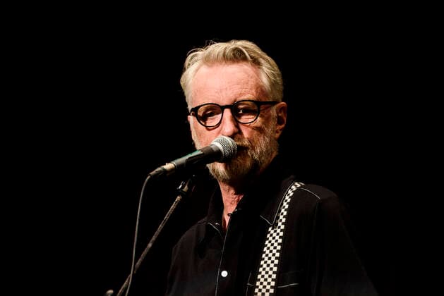 Konzert von Billy Bragg in Berlin Drei Abende hintereinander ist Billy Bragg im Heimathafen Neukölln auf der Bühne und spielt Songs aus all seinen Schaffensphasen. Am zweiten Abend ging er zurück zu den Anfangstage und er spielte Lieder seiner ersten drei Alben., Berlin Berlin Deutschland Neukölln