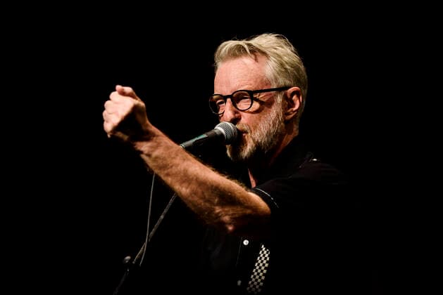 Konzert von Billy Bragg in Berlin Drei Abende hintereinander ist Billy Bragg im Heimathafen Neukölln auf der Bühne und spielt Songs aus all seinen Schaffensphasen. Am zweiten Abend ging er zurück zu den Anfangstage und er spielte Lieder seiner ersten drei Alben., Berlin Berlin Deutschland Neukölln