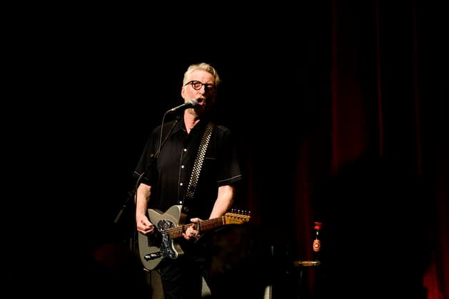 Konzert von Billy Bragg in Berlin Drei Abende hintereinander ist Billy Bragg im Heimathafen Neukölln auf der Bühne und spielt Songs aus all seinen Schaffensphasen. Am zweiten Abend ging er zurück zu den Anfangstage und er spielte Lieder seiner ersten drei Alben., Berlin Berlin Deutschland Neukölln