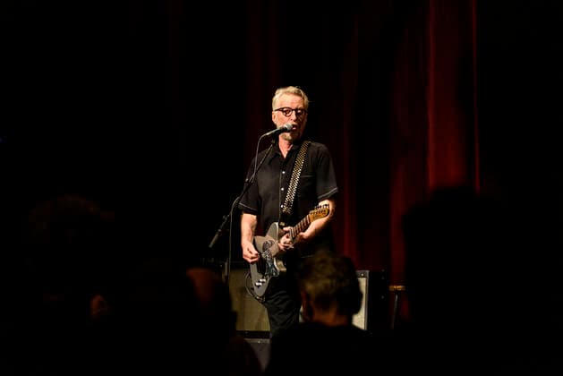 Konzert von Billy Bragg in Berlin Drei Abende hintereinander ist Billy Bragg im Heimathafen Neukölln auf der Bühne und spielt Songs aus all seinen Schaffensphasen. Am zweiten Abend ging er zurück zu den Anfangstage und er spielte Lieder seiner ersten drei Alben., Berlin Berlin Deutschland Neukölln