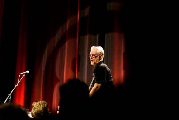 Konzert von Billy Bragg in Berlin Drei Abende hintereinander ist Billy Bragg im Heimathafen Neukölln auf der Bühne und spielt Songs aus all seinen Schaffensphasen. Am zweiten Abend ging er zurück zu den Anfangstage und er spielte Lieder seiner ersten drei Alben., Berlin Berlin Deutschland Neukölln