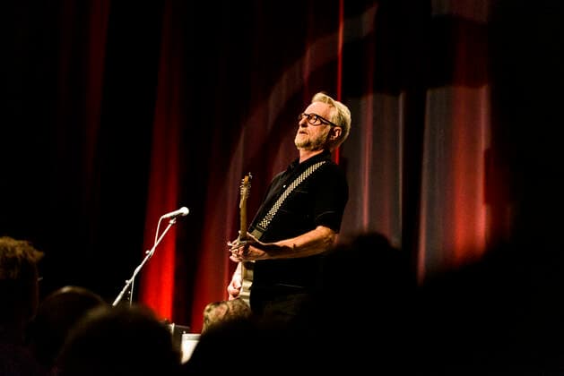 Konzert von Billy Bragg in Berlin Drei Abende hintereinander ist Billy Bragg im Heimathafen Neukölln auf der Bühne und spielt Songs aus all seinen Schaffensphasen. Am zweiten Abend ging er zurück zu den Anfangstage und er spielte Lieder seiner ersten drei Alben., Berlin Berlin Deutschland Neukölln