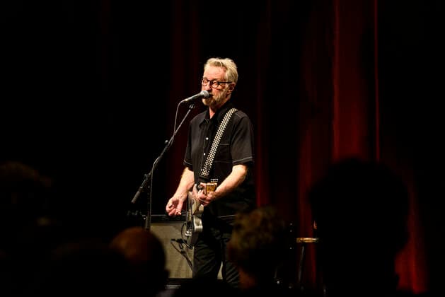 Konzert von Billy Bragg in Berlin Drei Abende hintereinander ist Billy Bragg im Heimathafen Neukölln auf der Bühne und spielt Songs aus all seinen Schaffensphasen. Am zweiten Abend ging er zurück zu den Anfangstage und er spielte Lieder seiner ersten drei Alben., Berlin Berlin Deutschland Neukölln