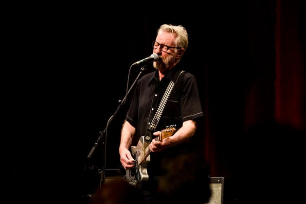 Konzert von Billy Bragg in Berlin Drei Abende hintereinander ist Billy Bragg im Heimathafen Neukölln auf der Bühne und spielt Songs aus all seinen Schaffensphasen. Am zweiten Abend ging er zurück zu den Anfangstage und er spielte Lieder seiner ersten drei Alben., Berlin Berlin Deutschland Neukölln