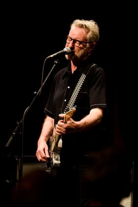 Konzert von Billy Bragg in Berlin Drei Abende hintereinander ist Billy Bragg im Heimathafen Neukölln auf der Bühne und spielt Songs aus all seinen Schaffensphasen. Am zweiten Abend ging er zurück zu den Anfangstage und er spielte Lieder seiner ersten drei Alben., Berlin Berlin Deutschland Neukölln