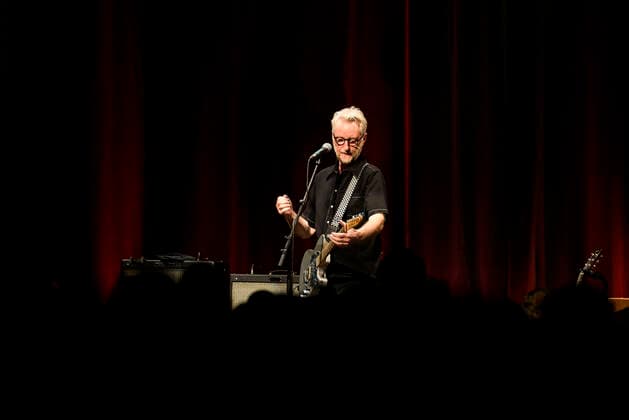 Konzert von Billy Bragg in Berlin Drei Abende hintereinander ist Billy Bragg im Heimathafen Neukölln auf der Bühne und spielt Songs aus all seinen Schaffensphasen. Am zweiten Abend ging er zurück zu den Anfangstage und er spielte Lieder seiner ersten drei Alben., Berlin Berlin Deutschland Neukölln