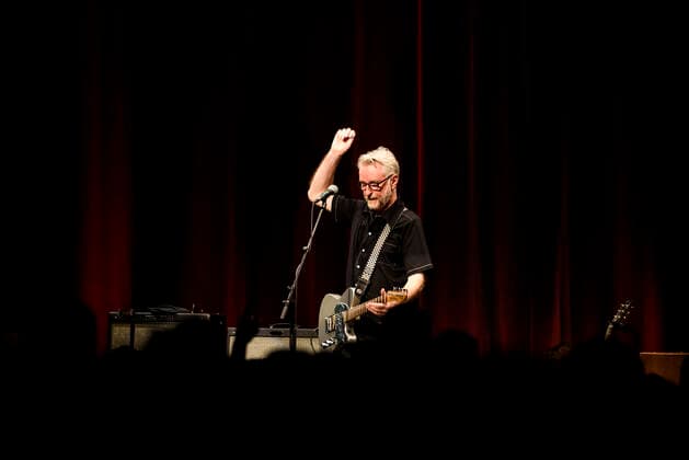 Konzert von Billy Bragg in Berlin Drei Abende hintereinander ist Billy Bragg im Heimathafen Neukölln auf der Bühne und spielt Songs aus all seinen Schaffensphasen. Am zweiten Abend ging er zurück zu den Anfangstage und er spielte Lieder seiner ersten drei Alben., Berlin Berlin Deutschland Neukölln