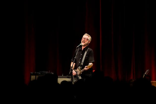 Konzert von Billy Bragg in Berlin Drei Abende hintereinander ist Billy Bragg im Heimathafen Neukölln auf der Bühne und spielt Songs aus all seinen Schaffensphasen. Am zweiten Abend ging er zurück zu den Anfangstage und er spielte Lieder seiner ersten drei Alben., Berlin Berlin Deutschland Neukölln