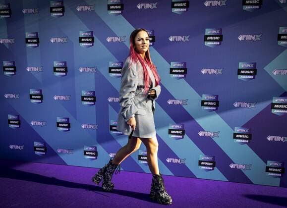 2022-06-02 19:30:59 AMSTERDAM - Demi de Boer on the purple carpet for the FunX Music Awards in AFAS Live in Amsterdam. During the award show, the most important music prizes of the young Netherlands are presented. ANP RAMON VAN FLYMEN netherlands out - belgium out