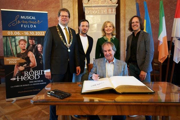 Bilder des Jahres 2022, Entertainment 06 Juni Entertainment Themen der Woche KW22 Entertainment Bilder des Tages DR. HEIKO WINGENFELD, DENNIS MARTIN, DIANE UND CHRIS DE BURGH, PETER SCHOLZ EINTRAG INS GOLDENE BUCH DER STADT FULDA SCHLOSS FULDA *** DR HEIKO WINGENFELD, DENNIS MARTIN, DIANE AND CHRIS DE BURGH, PETER SCHOLZ ENTRY IN THE GOLDEN BOOK OF THE CITY OF FULDA FULDA CASTLE 