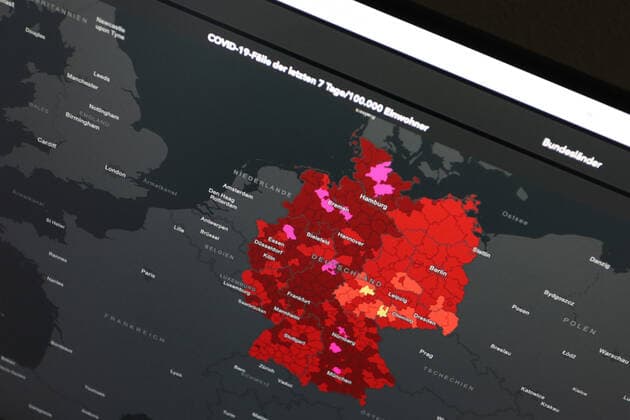Dashboard des RKI, die 7-Tage-Inzidenz liegt nun bei 261,3 7-Tage-Inzidenz, Dashboard des RKI auf einem Monitor am 03.06.2022 in Siegen Deutschland.