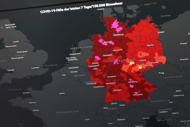 Dashboard des RKI, die 7-Tage-Inzidenz liegt nun bei 261,3 7-Tage-Inzidenz, Dashboard des RKI auf einem Monitor am 03.06.2022 in Siegen Deutschland.