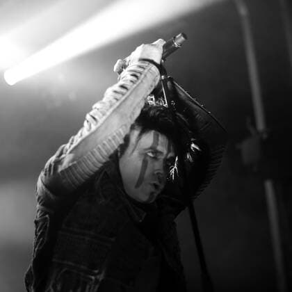 Gary Numan bei einem Konzert im Columbia Theater in Berlin, 2. Juni 2022. (Foto schwarzweiß konvertiert) Gary Numan Konzert Berlin
