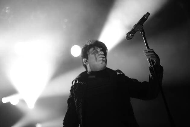 Gary Numan bei einem Konzert im Columbia Theater in Berlin, 2. Juni 2022. (Foto schwarzweiß konvertiert) Gary Numan Konzert Berlin