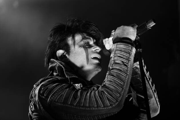 Gary Numan bei einem Konzert im Columbia Theater in Berlin, 2. Juni 2022. (Foto schwarzweiß konvertiert) Gary Numan Konzert Berlin