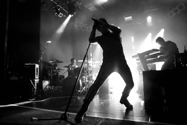 Gary Numan bei einem Konzert im Columbia Theater in Berlin, 2. Juni 2022. (Foto schwarzweiß konvertiert) Gary Numan Konzert Berlin