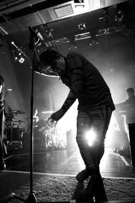 Gary Numan bei einem Konzert im Columbia Theater in Berlin, 2. Juni 2022. (Foto schwarzweiß konvertiert) Gary Numan Konzert Berlin