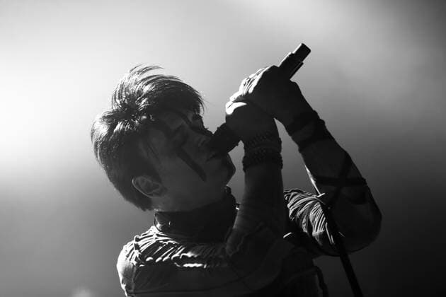 Gary Numan bei einem Konzert im Columbia Theater in Berlin, 2. Juni 2022. (Foto schwarzweiß konvertiert) Gary Numan Konzert Berlin