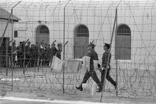 ARCHIVFOTO: Vor 55 Jahren, am 5. Juni 1967, begann der Sechtagekrieg, Arabische Gefangene im Gefaengnis Arieh Nir stehen hinter Stacheldraht im Gefaengnishof, sie haben ihren zweimal taeglichen Hofgang von einer halben Stunde, im Vordergrund patrouillieren zwei israelische Soldaten, der Sechstagekrieg zwischen Israel und den arabischen Staaten Aegypten, Jordanien und Syrien dauerte vom 5. Juni bis zum 10. Juni 1967, nicht genau datierte Aufnahme ca. 14.06.1967, SW-Aufnahme, *** ARCHIVE PHOTO 55 years ago, on 5 June 1967, the Six Day War began, Arab prisoners in Arieh Nir prison stand behind barbed wire in the prison yard, they have their twice daily yard walk of half an hour, in the foreground two Israeli soldiers patrol, the Six Day Wa