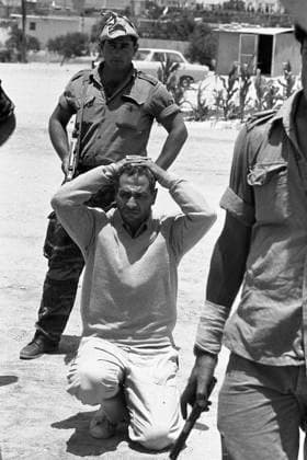 ARCHIVFOTO: Vor 55 Jahren, am 5. Juni 1967, begann der Sechtagekrieg, Zwei israelische Soldaten mit Maschinenpistolen Uzi bewachen einen gefangenen arabischen Soldaten, der mit erhobenen Haenden auf dem Boden kniet, und stellen ihn zur Schau, der Sechstagekrieg zwischen Israel und den arabischen Staaten Aegypten, Jordanien und Syrien dauerte vom 5. Juni bis zum 10. Juni 1967, nicht genau datierte Aufnahme ca. 14.06.1967, SW-Aufnahme, *** ARCHIVE PHOTO 55 years ago, on 5 June 1967, the Six Day War began, Two Israeli soldiers with submachine guns Uzi guarding a captured Arab soldier kneeling on the ground with his hands raised, displaying him, the Six Day War between Israel and the Arab states of Egypt, Jordan and Syria lasted from 5 June