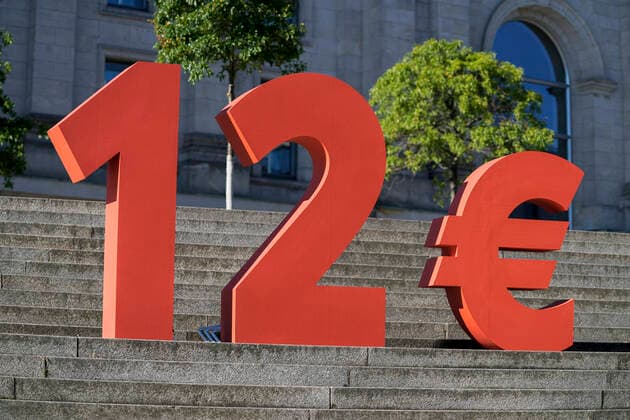 Statement zum Gesetzentwurf zur Erhoehung des gesetzlichen Mindestlohn auf 12 EUR pro Stunde Aktuell,03.06.2022 Berlin, 12 EUR Bildtermin zum Gesetzentwurf zur Erhoehung des gesetzlichen Mindestlohn auf 12 EUR pro Stunde an der Spree vor dem Bundestagsgebaeude in Berlin Berlin Berlin Deutschland *** Statement on the bill to increase the statutory minimum wage to 12 EUR per hour Current,03 06 2022 Berlin, 12 EUR Bildtermin zum Gesetzentwurf zur Erhoehung des gesetzlichen Mindestlohn auf 12 EUR pro Stunde an der Spree vor dem Bundestagsgebaeude in Berlin Berlin Germany