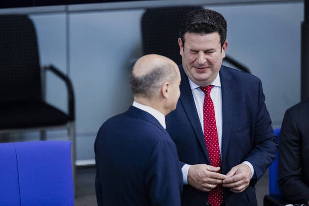 (L-R) Olaf Scholz (SPD), Bundeskanzler, und Hubertus Heil (SPD), Bundesminister fuer Arbeit und Soziales, aufgenommen im Rahmen der Sitzung des Deutschen Bundestages in Berlin, 03.06.2022. Berlin Deutschland *** L R Olaf Scholz SPD , German Chancellor, and Hubertus Heil SPD , German Minister of Labor and Social Affairs, photographed during the session of the German Bundestag in Berlin, 03 06 2022 Berlin Germany. Copyright: xFlorianxGaertner photothek.dex