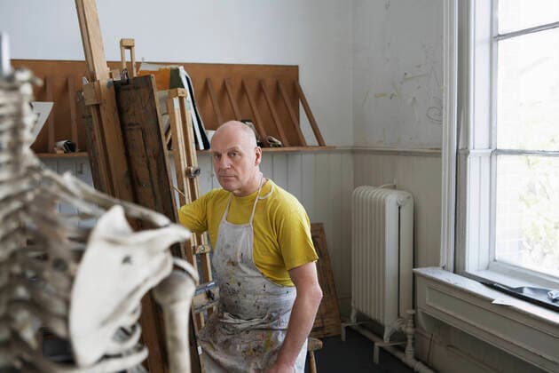 IMAGO Creative: 2022 Favoriten Male Artist Painting In Studio, model released, , property released, , 10025146.jpg, Adult, Apron, Art, Artist, Baby Boomer, Bald, Class, College, Concentration, Contemplation, Copying, Creative, Creativity, Drawing, Easel, Education, Focus, Further, Hobbies, Hobby, Horizontal, Indoors, Inspiration, London, Looking, Man, Middle Age, Observation, Observing, One, Painter, Painting, Pensioner, People, Person, Portrait, Retired, Retirement, School, Scrutinizing, Scrutiny, Selective Focus, Serious, Sitting, Skeleton, Student, Studio, Thinking, Yellow, 50s,