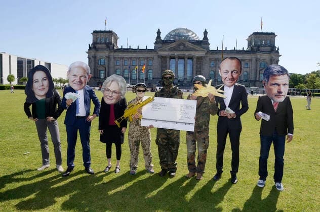 Bilder des Jahres 2022, News 06 Juni News Themen der Woche KW22 News Bilder des Tages Aktivisten bei einer Protestaktion gegen das sogenannte Sondervermögen von 100 Milliarden für die Bundeswehr vor dem Reichstagsgebäude. Berlin, 03.06.2022 *** Activists at a protest action against the so-called special fund of 100 billion for the Bundeswehr in front of the Reichstag building Berlin, 03 06 2022 Foto:xF.xKernx xFuturexImage