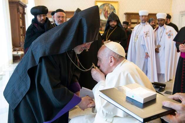 Bilder des Jahres 2022, News 06 Juni News Themen der Woche KW22 News Bilder des Tages Vatikan, Papst Franziskus empfängt Vertreter Orthodoxer Kirchen Italy, Rome, Vatican, 22 06 3 Pope Francis received in Audience a Delegation of young priests and monks from Eastern Orthodox Churches at the Vatican . Photograph by Vatican Media Catholic Press Photo. RESTRICTED TO EDITORIAL USE - NO MARKETING - NO ADVERTISING CAMPAIGNS Papa Francesco ha ricevuto in udienza una delegazione di giovani sacerdoti e monaci delle Chiese ortodosse orientali in Vaticano  Copyright: xVATICANxMEDIAx xipa-agency.netx xVaticanxMediax