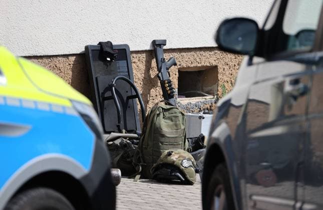 In Saarbrücken-Klarenthal ist am Freitagmorgen (2.6.2022) ein Polizeibeamter durch Schüsse verletzt worden. Die Polizei warnt Bewohner, in ihren Häusern zu bleiben und sich von den Fenstern fernzuhalten. Das hat die Polizei über soziale Netzwerke veröffentlicht. Der Täter hat aus einem Haus heraus geschossen, als die Waffenbehörde seine Waffen kontrollieren wollte. Die Polizei ruft die Anwohner der Wilhelmstraße und der Warndtstraße auf, in ihren Häusern zu bleiben und sich von den Fenstern fernzuhalten. Beide Straßen sind abgesperrt. Das SEK rückt an und umstellt das Haus, in dem sich der Täter verbarrikadiert hat. bub *** In Saarbrücken Klarenthal, a police officer was injured by gunfire on Friday morning 2 6 2022 Police wa bub