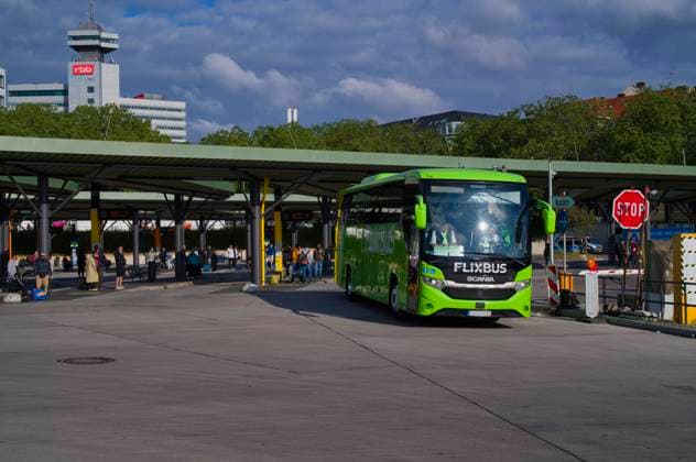  Zentraler Busbahnhof ZOB, Flixbus Reisebus Messedamm, dahinter RBB-Hochhaus, Masurenallee, Westend, Charlottenburg, Berlin, Deutschland, Europa *** Central Bus Station central bus station, FlixBus Coach Messedamm, behind it RBB Skyscraper, Masurenallee, west end, Charlottenburg, Berlin, Germany, Europe Copyright: imageBROKER/MichaelxWeber iblimw08309784.jpg