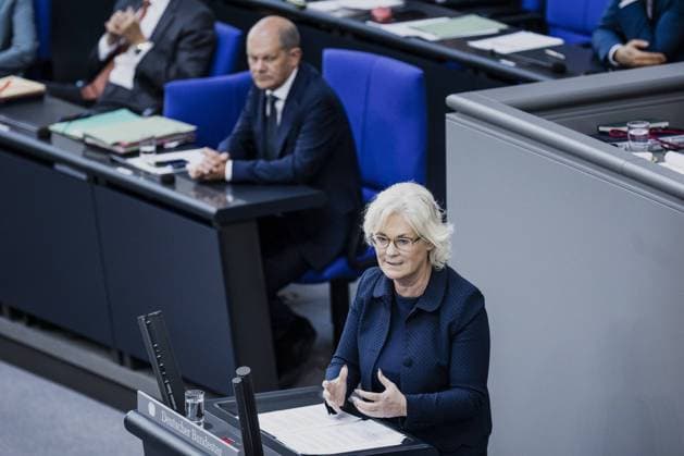 (V-H) Christine Lambrecht (SPD), Bundesministerin der Verteidigung, und Olaf Scholz (SPD), Bundeskanzler, aufgenommen im Rahmen der Sitzung des Deutschen Bundestages in Berlin, 03.06.2022. Berlin Deutschland *** V H Christine Lambrecht SPD , Federal Minister of Defense, and Olaf Scholz SPD , Federal Chancellor, photographed during the session of the German Bundestag in Berlin, 03 06 2022 Berlin Germany. Copyright: xFlorianxGaertner photothek.dex