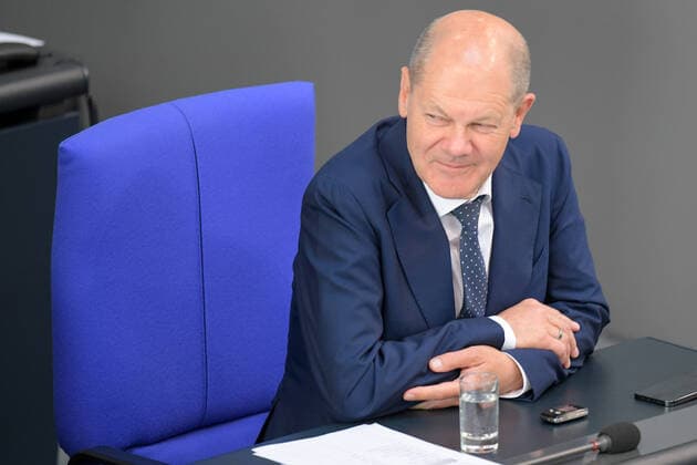 News Bilder des Tages Berlin, Deutschland 3. Juni 2022: 42. Sitzung des Deutschen Bundestags - 2022 Im Bild: Bundeskanzler Olaf Scholz (SPD) Deutscher Bundestag Berlin *** Berlin, Germany 3 June 2022 42 Session of the German Bundestag 2022 In the picture Chancellor Olaf Scholz SPD German Bundestag Berlin Copyright: xFotostandx xReuhlx