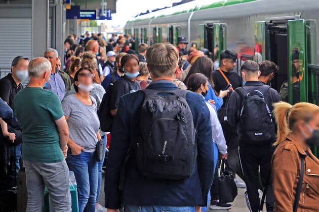 News Bilder des Tages Andrang von Reisenden beim Start vom 9 Euro Ticket BEARBEITET LT. DSGVO: Zum Start des 9 Euro Tickets stürmten zahllose Reisenden am Essener Hauptbahnhof die Züge. Es kam zu zum Teil massiven Verspätungen und auch Ausfällen. Essen Nordrhein-Westfalen Deutschland Hauptbahnhof *** Crowd of travelers at the start of the 9 Euro Ticket EDITED LT DSGVO At the start of the 9 Euro Ticket, countless travelers stormed the trains at Essen Central Station There were some massive delays and also cancellations Essen North Rhine Westphalia Germany Central Station