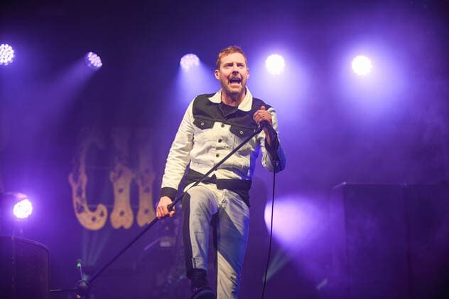 June 3, 2022, Doncaster, South Yorkshire, United Kingdom: Ricky Wilson performs live after the races at Doncaster Racecourse with the Kaiser Chiefs. Doncaster United Kingdom - ZUMAs197 20220603_zaa_s197_174 Copyright: xRobinxBurnsx