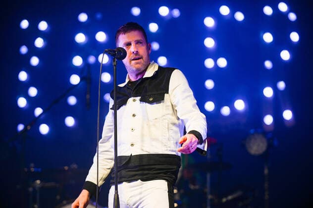 June 3, 2022, Doncaster, South Yorkshire, United Kingdom: Ricky Wilson performs live after the races at Doncaster Racecourse with the Kaiser Chiefs. Doncaster United Kingdom - ZUMAs197 20220603_zaa_s197_180 Copyright: xRobinxBurnsx