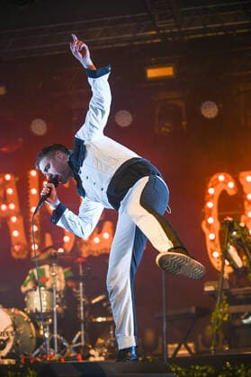 June 3, 2022, Doncaster, South Yorkshire, United Kingdom: Ricky Wilson performs live after the races at Doncaster Racecourse with the Kaiser Chiefs. Doncaster United Kingdom - ZUMAs197 20220603_zaa_s197_184 Copyright: xRobinxBurnsx