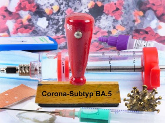 Symbolbild Corona Subtyp BA.5 als Aufdruck auf einem roten Stempel. Symbolfoto Stempel Subtyp BA.5 *** Symbol image Corona subtype BA 5 as imprint on a red stamp Symbol photo stamp subtype BA 5