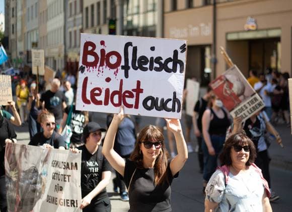 News Themen der Woche KW22 News Bilder des Tages Animal Liberation March in München Mehr als 230 Menschen versammelten sich am 4.6.2022 in München beim Animal Liberation March, um gegen Fleischkonsum, tierische Lebensmittel, die Jagd und Leder oder Pelz und für eine allgemeine vegane Ernährung zu demonstrieren. -- More than 230 people gathered in Munich, Germany at the Animal Liberation March to protest against meat consumption, food of animal origin, hunting, leather and fury and for a vegan diet for everyone. München Bayern Deutschland Copyright: xAlexanderxPohlx