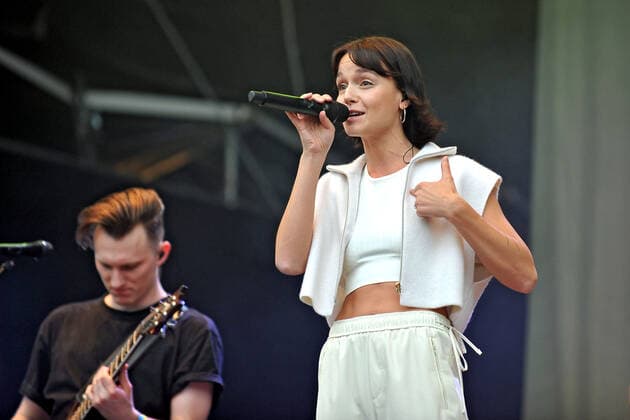 Schlossgrabenfest Darmstadt. Sängerin Lotte ( Charlotte Rezbach ) während eines Auftritts im Rahmen des Schlossgrabenfestes am 03.06.2022 in Damrstadt. 20220603MWI18332