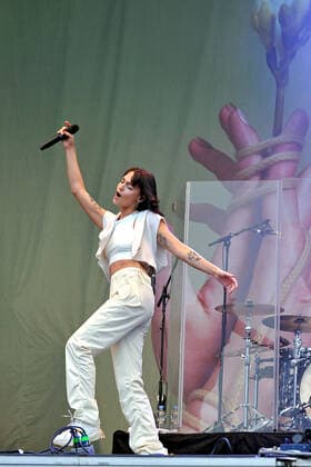 Schlossgrabenfest Darmstadt. Sängerin Lotte ( Charlotte Rezbach ) während eines Auftritts im Rahmen des Schlossgrabenfestes am 03.06.2022 in Damrstadt. 20220603MWI18390