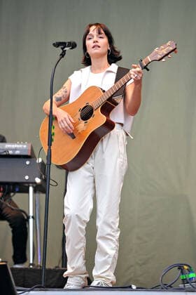 Schlossgrabenfest Darmstadt. Sängerin Lotte ( Charlotte Rezbach ) während eines Auftritts im Rahmen des Schlossgrabenfestes am 03.06.2022 in Damrstadt. 20220603MWI18396