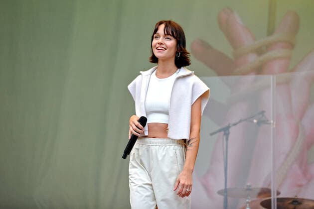 Schlossgrabenfest Darmstadt. Sängerin Lotte ( Charlotte Rezbach ) während eines Auftritts im Rahmen des Schlossgrabenfestes am 03.06.2022 in Damrstadt. 20220603MWI18421