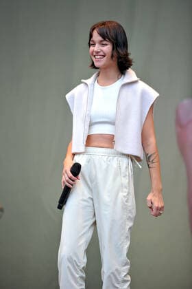 Schlossgrabenfest Darmstadt. Sängerin Lotte ( Charlotte Rezbach ) während eines Auftritts im Rahmen des Schlossgrabenfestes am 03.06.2022 in Damrstadt. 20220603MWI18460