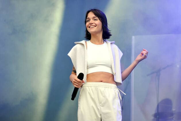 Entertainment Bilder des Tages Schlossgrabenfest Darmstadt. Sängerin Lotte ( Charlotte Rezbach ) während eines Auftritts im Rahmen des Schlossgrabenfestes am 03.06.2022 in Damrstadt. 20220603MWI18504