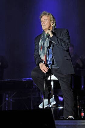 Schlossgrabenfest Darmstadt. Sänger Howard Carpendale während eines Auftritts im Rahmen des Schlossgrabenfestes am 03.06.2022 in Damrstadt. 20220603MWI18840
