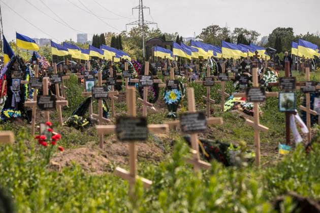 News Bilder des Tages View of crosses in the sector of Ukrainian soldiers killed in the war with Russia, in the cemetery of Dnipro, Ukraine, 04 June 2022. The son was a Ukrainian soldier who died two weeks ago on the front lines against Russia. The Russian invasion of Ukraine is now completes more than 100 days and dozens of Ukrainian soldiers die every day, according to the Government of Volodímir Zelenski. The pain caused by the Russian invasion in the Dnipro cemetery !ACHTUNG: NUR REDAKTIONELLE NUTZUNG!  Copyright: xEstebanxBibax AME4609 20220604-ff6687f6cd5d7970a93e0c7998bf9f9c7460eec0