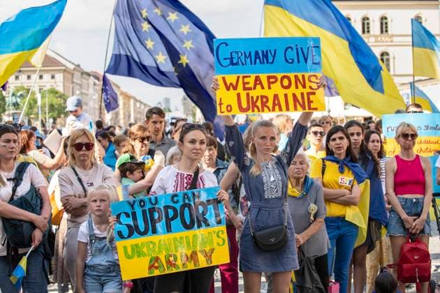 News Bilder des Tages Gemeinsam gegen Krieg, Kundgebung auf dem Odeonsplatz, München, 4. Juni 2022 Deutschland, München, 04.06.2022, Kundgebung für Frieden in der Ukraine, Odeonsplatz, ca. 250 Teilnehmer, Motto Gemeinsam gegen Krieg, darunter viele Menschen, die aus der Ukraine geflüchtet sind, viele schwenken ukrainische ud europäische Flaggen, Plakate, Schilder, Germany give weapons to Ukraine, Deutschland soll schwere Waffen an die Ukraine liefern, Unterstützung für die ukrainische Armee, Solidarität, Samstagnachmittag ab 17 Uhr, Bayern, Juni 2022 *** Together against war, rally at Odeonsplatz, Munich, 4 June 2022 Germany, Munich, 04 06 2022, rally for peace in Ukraine, Odeonsplatz, about 250 participants, slogan Together against war, amon